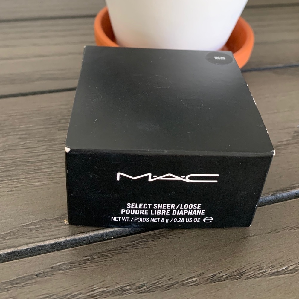 MAC Studio Select Sheer Loose Powder NC20